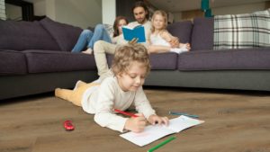 Jaké přednosti by měla mít podlaha v dětském pokoji?