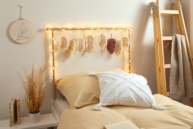Dekorativní rám na postel s makramé pírky