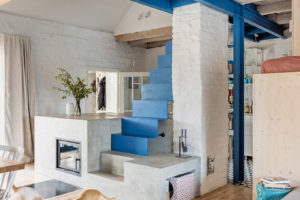 Modré schodiště v kuchyňsko-jídelní části domu - Dům ve Strekově