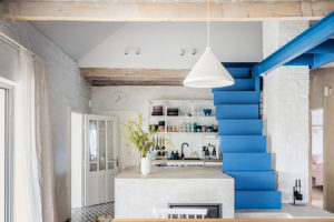 Modré kovové schodiště vedoucí na podkroví z pohledu jídelny - Dům ve Strekově