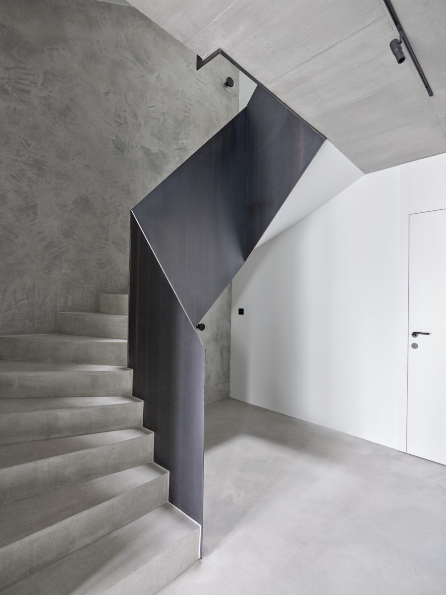 Moderní designový byt v Praze v šedé a tmavě dřevěné barvě