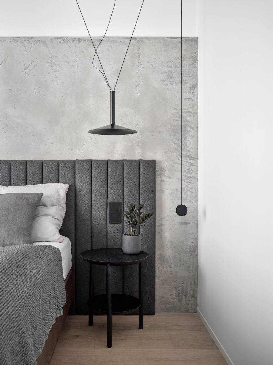 Moderní designový byt v Praze v šedé a tmavě dřevěné barvě