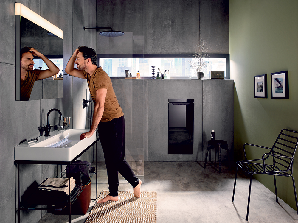 Muž v koupelně s designovým radiátorem