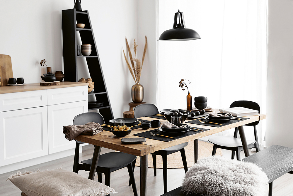 Černé doplňky a nábytek do interiéru kuchyně