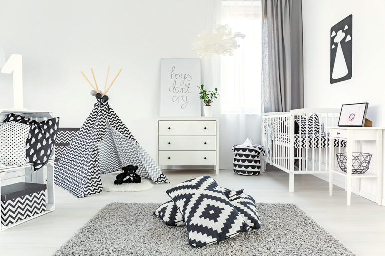 Dětský pokoj ve skandinávském stylu s kobercem, postýlkou, komodou a teepee stanem