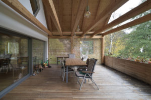 Krytá dřevěná terasa - Venkovský dům v Povrlech
