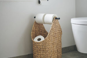 Držák na toaletní papír z ručně tkaného vodního hyacintu