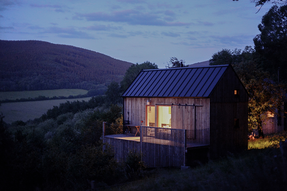 Exteriér v noci - Dřevěné domky na šumavské stráni