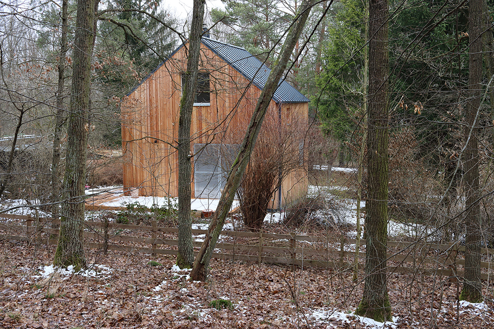 Jednoduchý víkendový domek obklopen lesem - Víkendový dům v lese ve Žloukovicích