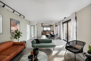Obývací pokoj v eklektickém stylu propojený s kuchyňskou částí