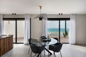 Kulatý skleněný jídelní stůl - Luxurious duplex v Izraeli