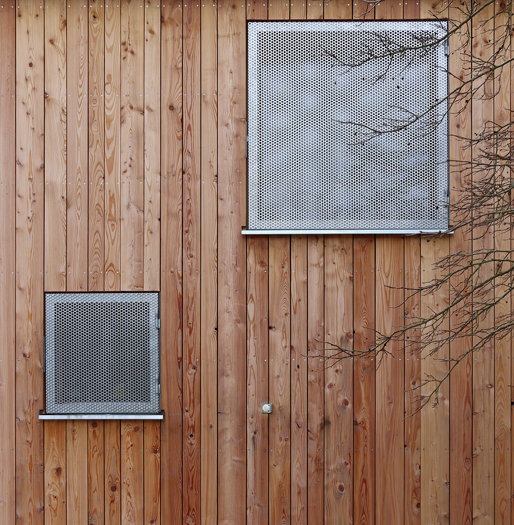 Čtvercová okna s hliníkovými okenicemi - Víkendový dům v lese ve Žloukovicích