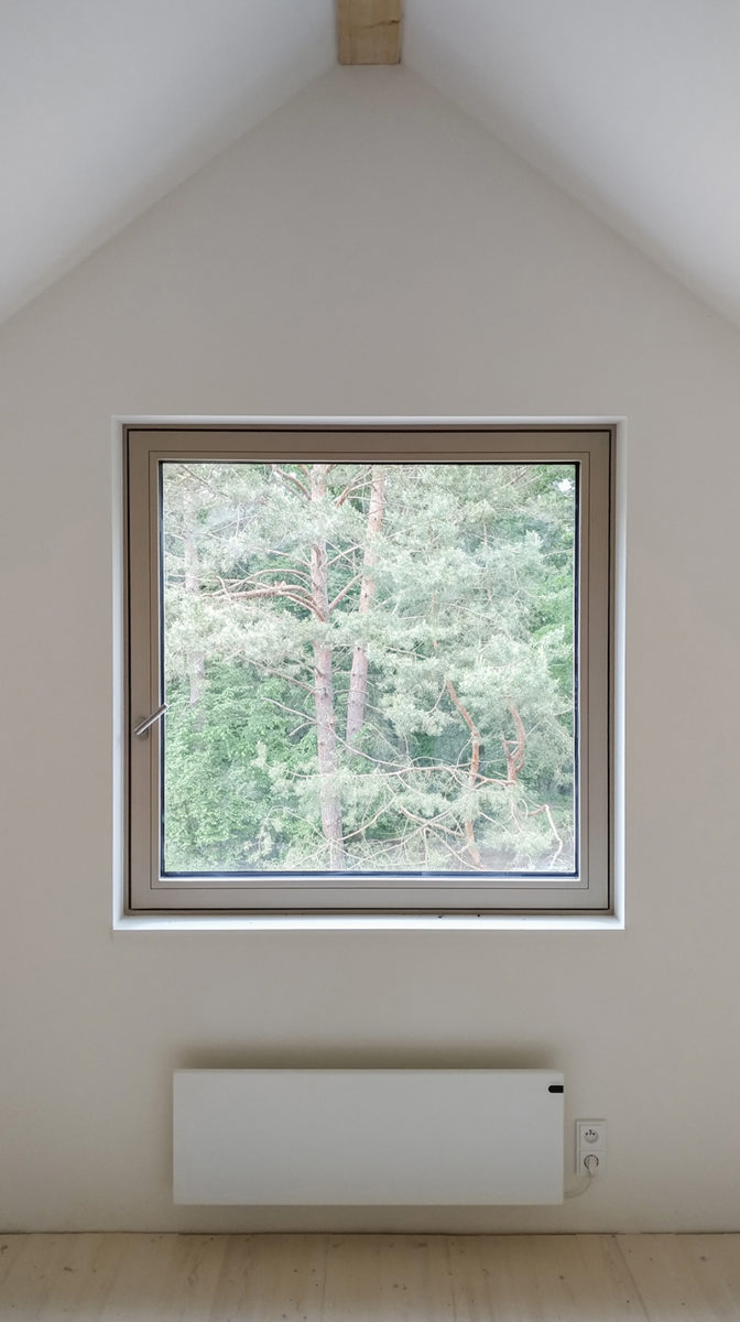 Čtvercové okno v podkroví - Víkendový dům v lese ve Žloukovicích