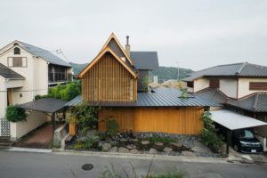 Pohled zvenčí Slavičí dům v Japonsku