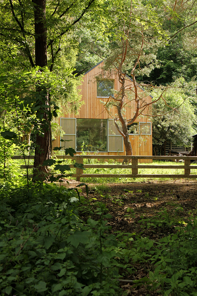 Víkendový domek v lese se zahrádkou a plotem - Víkendový dům v lese ve Žloukovicích