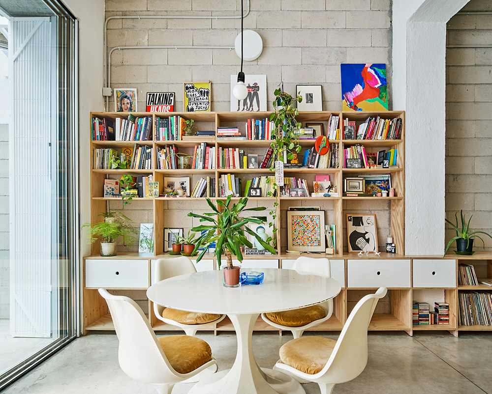 Knihovna s jídelním stolem a židlemi - Dům MG08 v Madridu