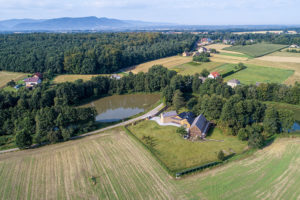 Pohled z ptačí perspektivy - The Farmhouse v Polsku