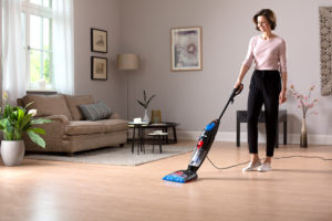 Žena uklízí podlahy s elektrickým mopem a vysavačem Vileda Jet Clean