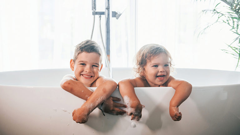 Jak přizpůsobit koupelnu malým dětem, aby byla bezpečná a praktická