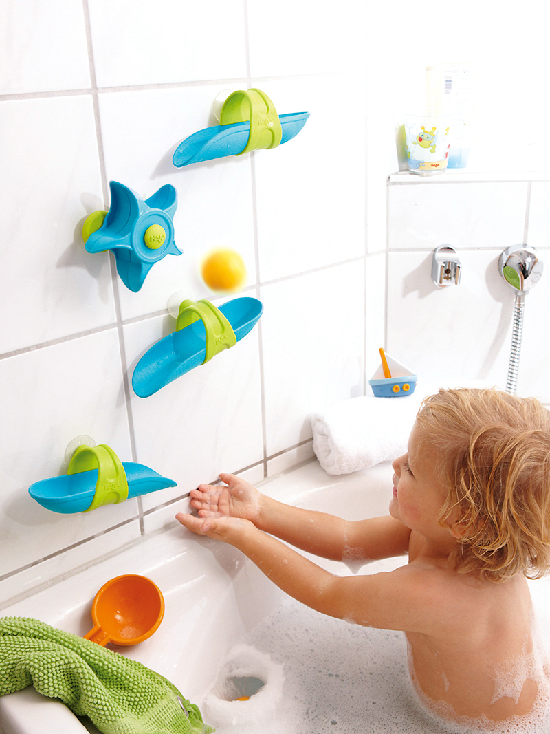 Dítě si hraje s interaktivními hračkami ve vaně