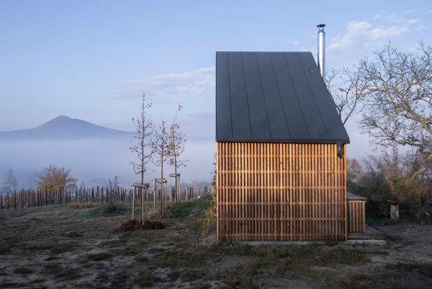 Malý a šetrný domek ze dřeva stvořený pro místního ekologického vinaře