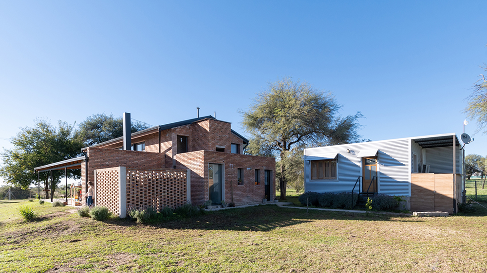 Exteriér cihlového domu s dílnou - Barn House "Casa Granero" v Argentině