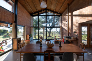Jídelní stůl - Barn House "Casa Granero" v Argentině