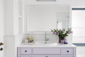 Koupelna ve fialové barvě