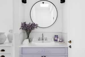 Koupelna v levandulové barvě - Dům Sen v bílém v Izraeli