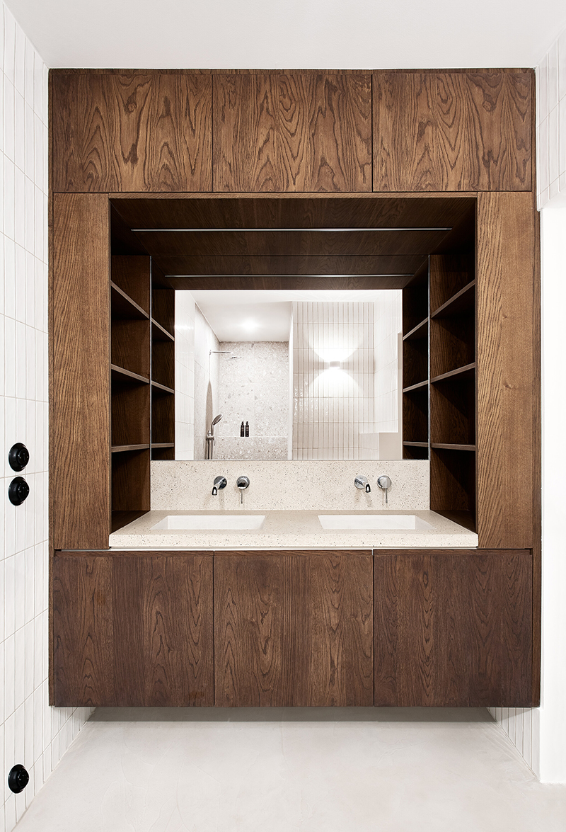 Koupelna s dřevěným nábytkem