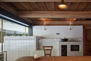 Bílá pec - Denní prostor s kuchyní a obývacím pokojem - Skleněná chalupa v Kořenově