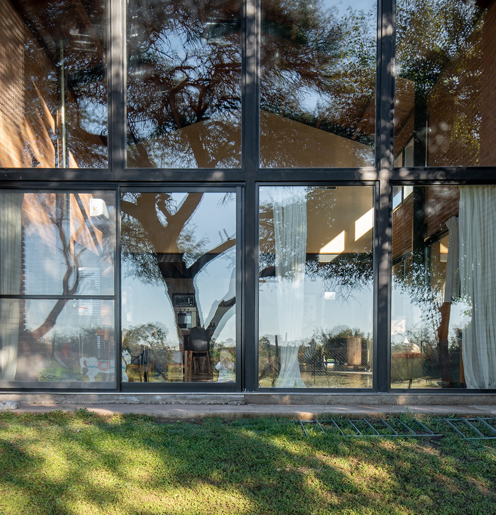 Obrovské okno v denní části domu - Barn House "Casa Granero" v Argentině