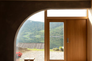 Betonový oblouk - Chata Ulvik v Norsku