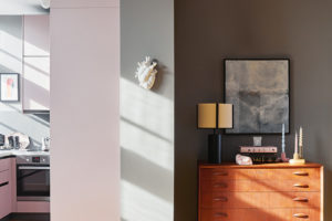 Kombinace růžové a šedé barvy v bytě
