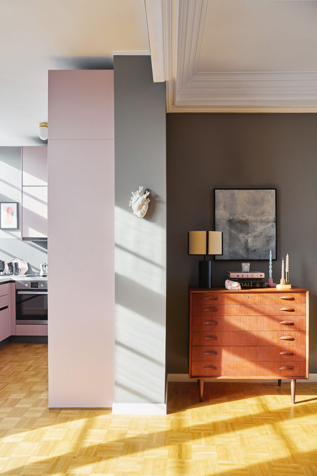 Kombinace růžové a šedé barvy v bytě