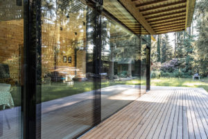 Dřevěná terasa - Moderní srub v Jevanech