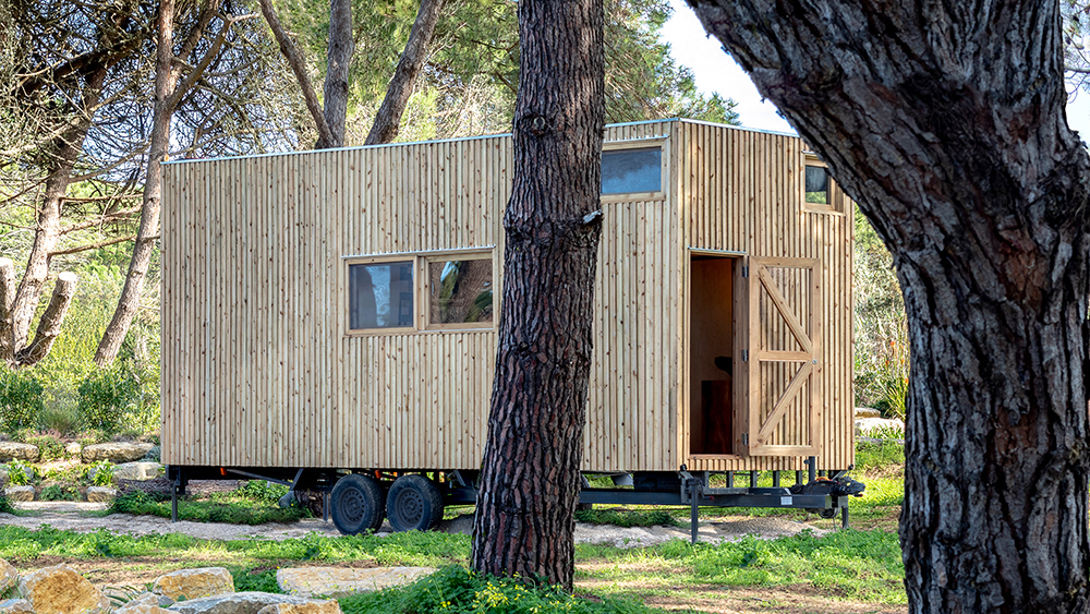 Dřevěný přívěs - Adraga Tiny House v Portugalsku