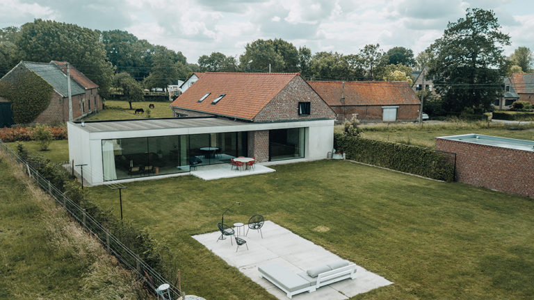 Exteriér domu se zahradou z ptačí perspektivy - Rural Living Home v Belgii