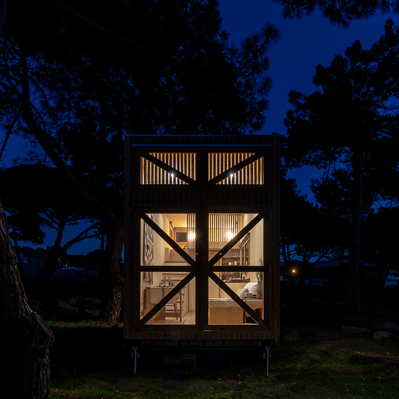 Exteriér v noci - Adraga Tiny House v Portugalsku
