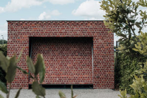 Garáž s cihlovou fasádou - Rural Living Home v Belgii