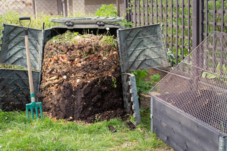 Vyrobte si na zahradě kompost pro rostliny a snižte tak množství odpadu
