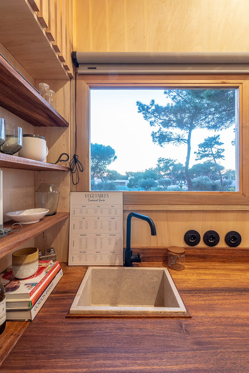 Kuchyň - Adraga Tiny House v Portugalsku