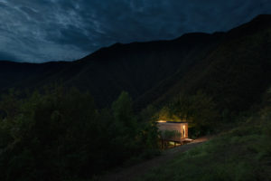 Exteriér v noci- Dřevěná poustevna Hermitage Cabin v Itálii