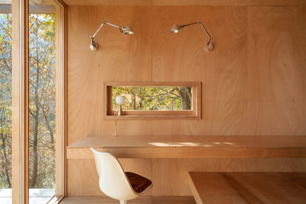 Dřevěný interiér - Dřevěná poustevna Hermitage Cabin v Itálii
