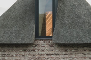 Detail mansardového okna a cihlové fasády - Nieby Crofters Cottage v Německu