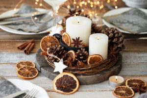 Rustikální vánoční výzdoba na na stůl se svíčkami a přirodními materiály