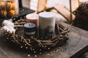 Vánoční věnec na sváteční stůl se svíčkami a přirodnými prvky