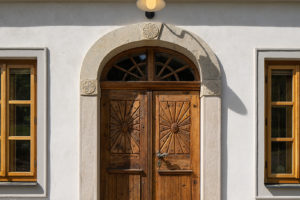 Vchodové dveře - Dům sklářského mistra v Českých Milovech