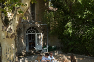 Malý dvorek pre domem - A Stone House in Provence