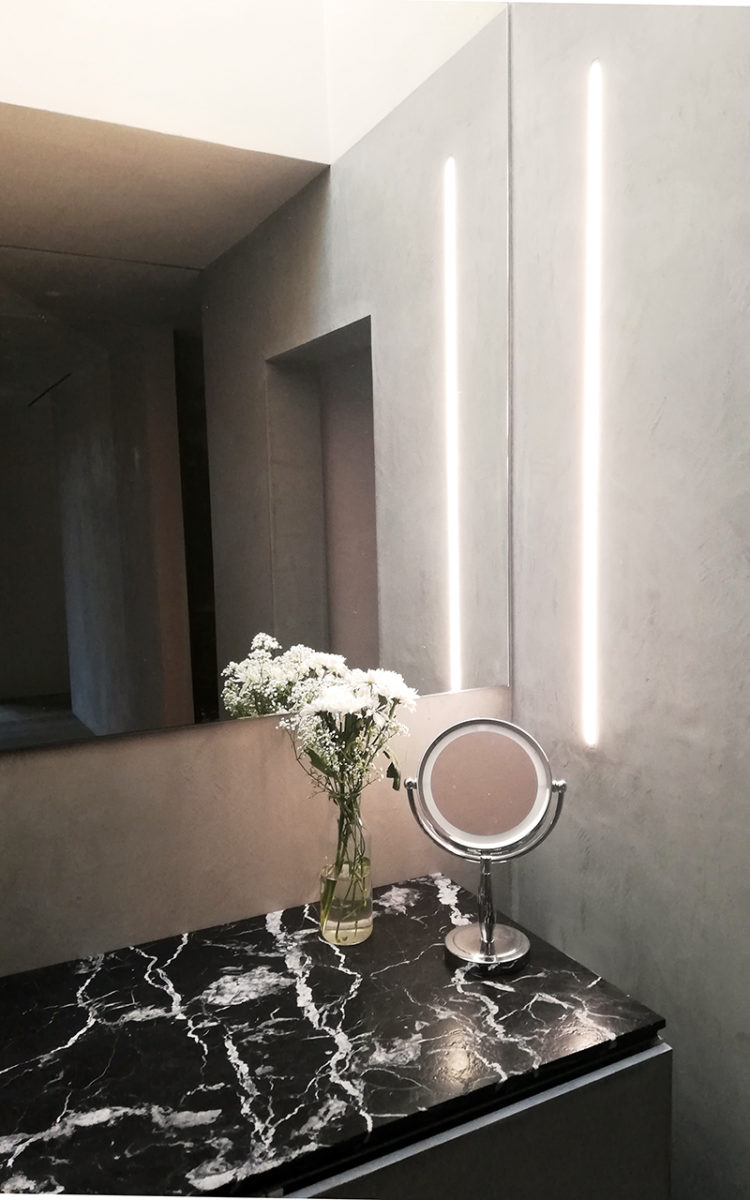 Zrkadla v koupelně - Rural Living Home v Belgii